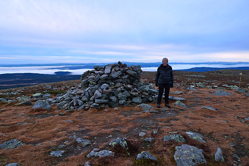 Astrid ved den store varden på Nevelfjell (PB-toppen)