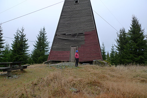 Astrid ved tårnet på Hornkjølberget