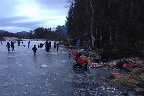 Folk koser seg på Knappentjernet!