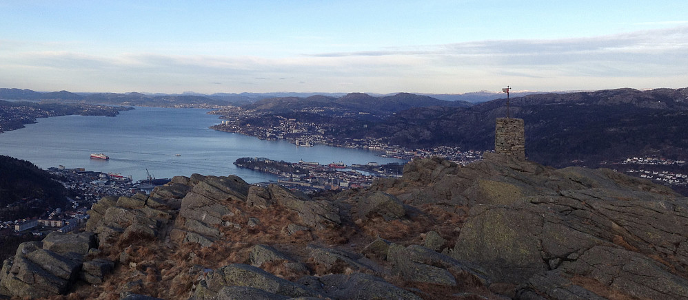 Utsikt over byen og Byfjorden mot nord