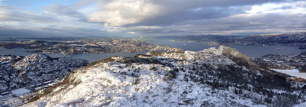 Flott januardag på Lyderhorn! Utsikt nordover mot Askøy. Ørnafjellet og Byfjorden mot høyre