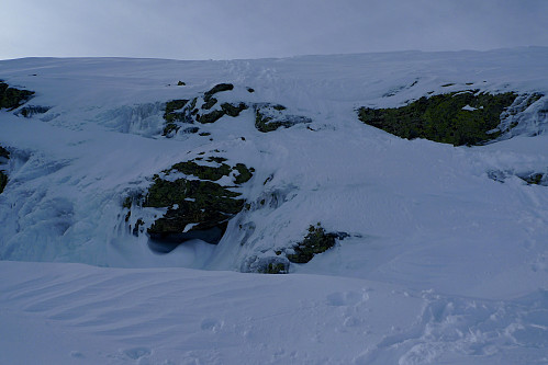 Neste hindring lenger oppe. Opp - og noe ukontrollert ned igjen - over snø og is litt til høyre for midten