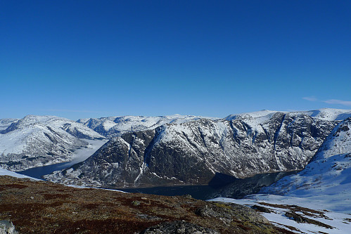Nydelig utsikt mot NØ fra Støysnova. Skafonnfjellet 1148 og Høgenipa 1307 mot høyre