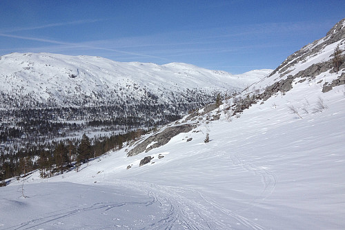 På vei oppover mot Mjølbotn. Eilifseggen i bakgrunnen