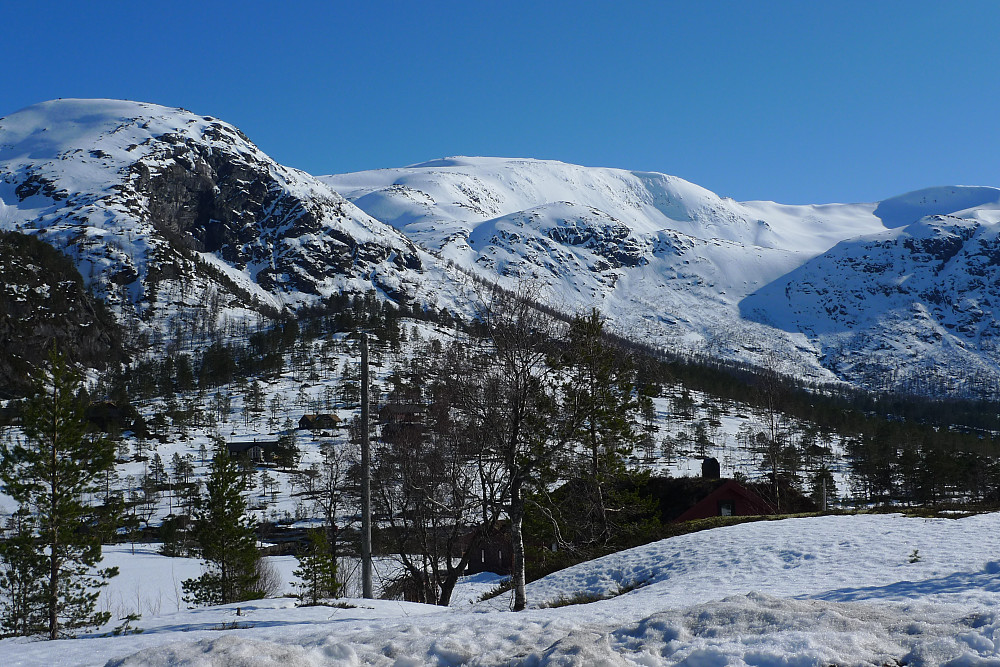 Den snøkledde toppen i bakgrunnen er Geitebotsfjellet - godt synlig fra P-plassen. Knausen til venstre