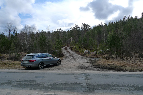 Parkering ved anleggsveien mot gruvene