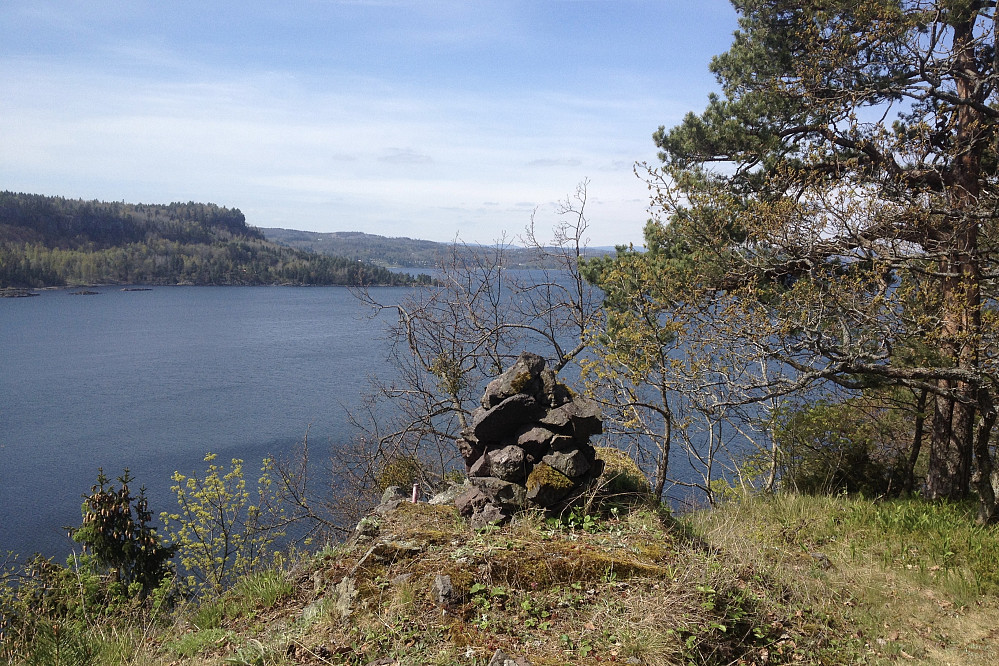 Varden på Falkenstein med utsikt over Falkenstenbukta