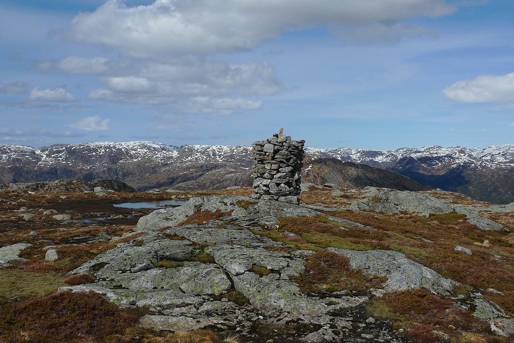 Flott varde på Gråsida i Lindås. Steinhusfjellet skimtes mot venstre. Stussfjellet mot høyre delvis skjult av varden