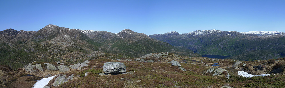 Utsikt mot NNØ. Husafjellet 552 til venstre, Osterfjorden mot Straumen til høyre