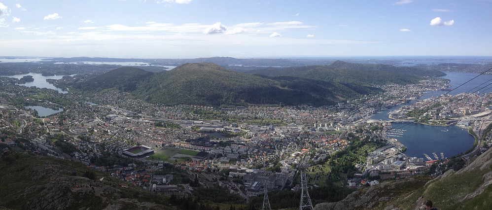 Utsikt fra Ulriken. Fra venstre Løvstakken, Damsgårds-og Olsokfjellet og Lyderhorn