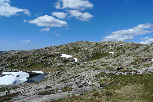 Tverrvassfjellet 832 skimtes i det fjerne