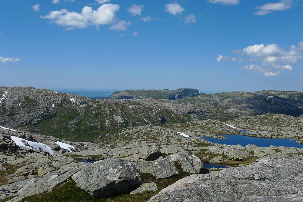 Utsikt mot Horga 804 (til venstre) og Ådneburen 797 i Masfjorden