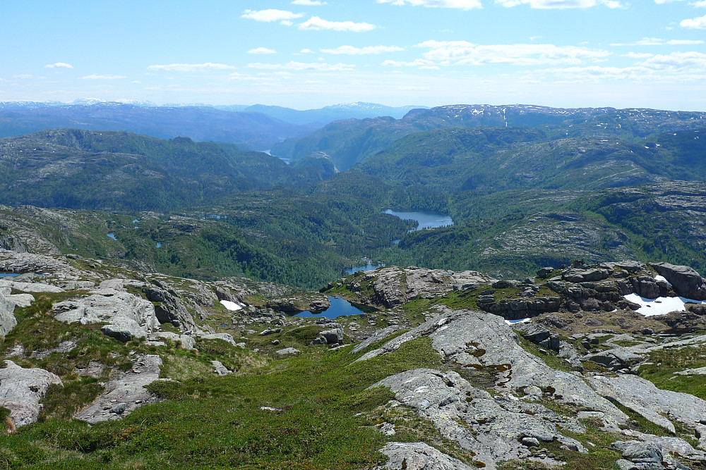 Sørover mot Romarheimsfjorden og Eikefet med Dyrskarfjellet og foran dette Husafjellet med pågående steinbruddsvirksomhet