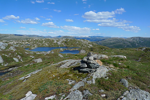 Fra Vest-toppen mot trig-merke toppen lenger øst