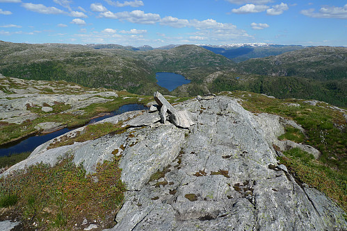 Trig-merke-toppen (øst-toppen)- Tverrvatnet 355 i bakgrunnen