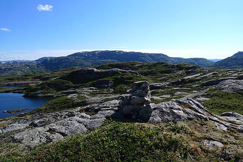 Ny varde på Råsefjellet Nord med Vest-toppen i bakgrunnen