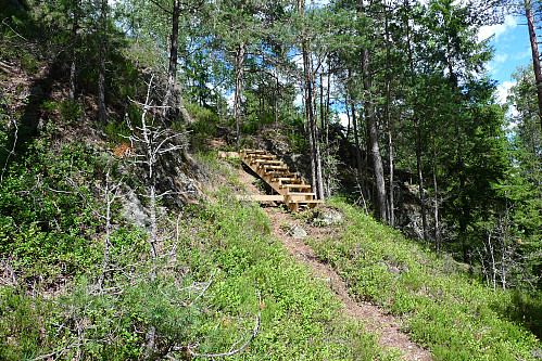 Flott sti og trapp fører til hytte - ikke kommunetoppen!