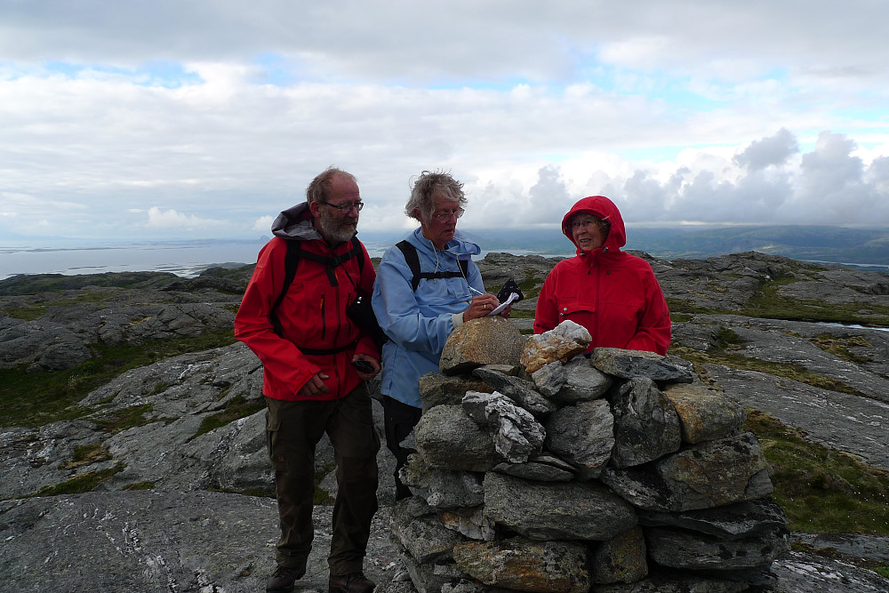 Alf Håkon, Grete og Astrid signerer boken på Kvaløyfjellet