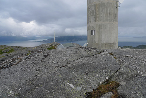Knausen ved antennen med omtrent samme høyde som varden