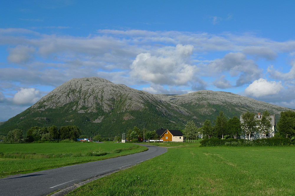 Lysingen sett fra vest. Lysingshesten 609 moh til venstre ser høyest ut, men selve toppen på Lysingen (648) ligger lenger bak mot høyre. Foto på hjemturen