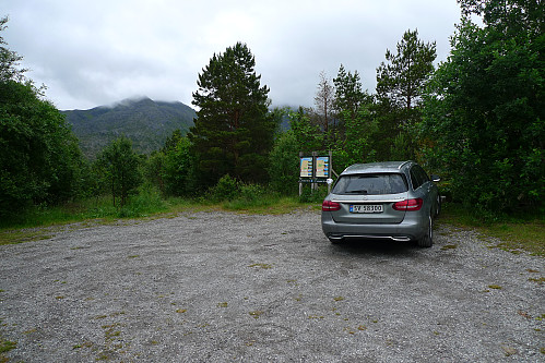 Parkering og infoskilt for Trollvasstinden fra Åsen