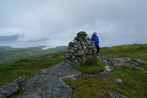 Astrid på toppen av Sandåkerfjellet