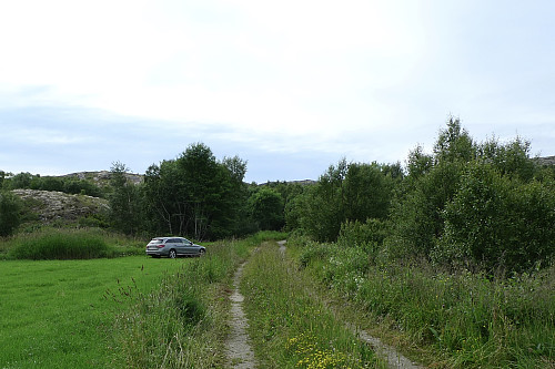 Ikke helt forskriftsmessig parkering på jordet!