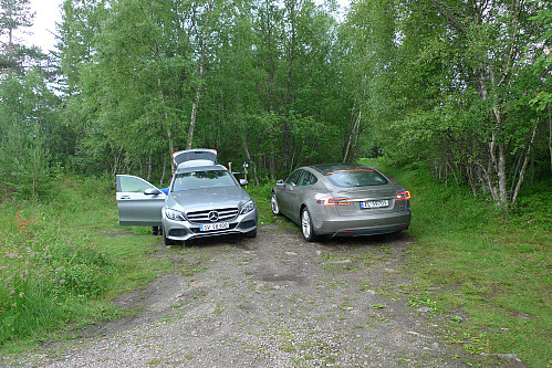 Parkeringsplass og skilt for Mørkdalstuva