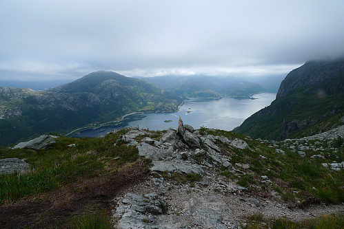 Fra oppstigningen. Rugsundøya med Sundstua mot venstre