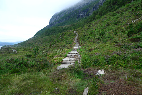 Sherpaer har laget flott trapp i skråningen opp fra Hunskor!