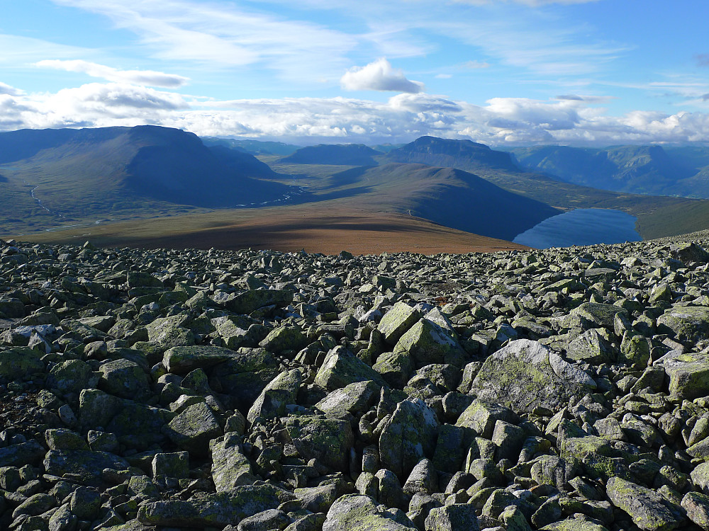 Nesten ferdig med steinuren! Lettgått mark mot nordvest i sikte! Fra venstre Rankonøse 1756 (?), Smådalsfjellet og Helin