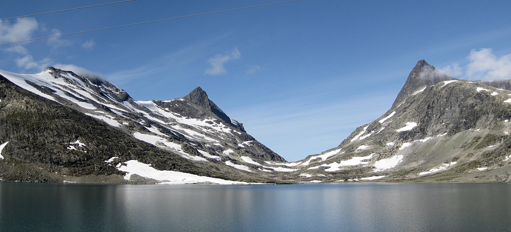 Klassisk motiv fra Koldedalsvatnet 17. august 2008. Til venstre den avrundete Koldedalstinden med Hjelledalstinden bak. Falketind til høyre. Slikt vær var det dessverre ikke 28. august 2016!