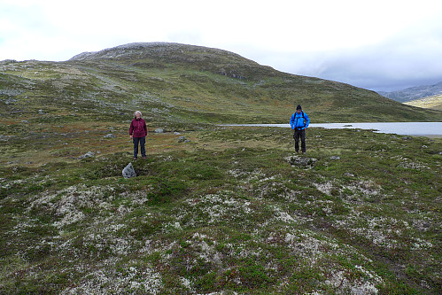 Astrid og Helge markerer hver sin av de to fangstgravene. Klevenuten i bakgrunnen