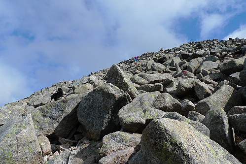 Bratt og grov steinur ned vestsiden av Englafjell