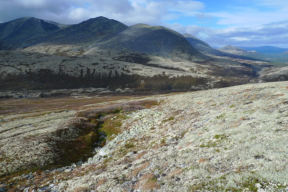 Nydelig dag og landskap i Rondane. Fra venstre Rondslottet 2178, Storronden 2138 og Rondvasshøgde 1923