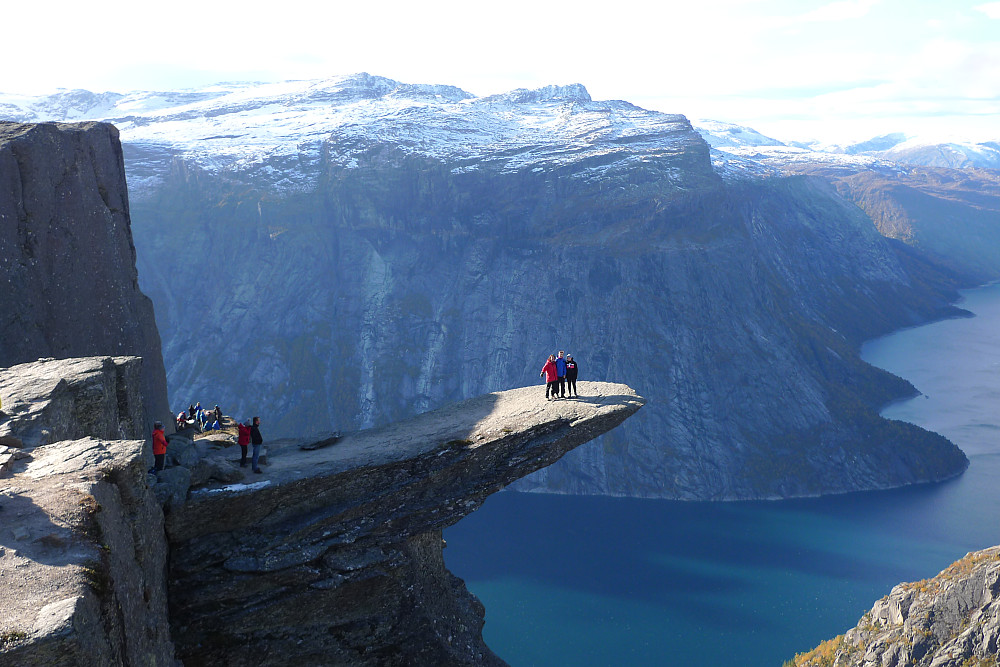 Liv Synnøve, Ole Einar og Synnøve på Trolltunga i flott oktobervær