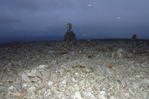 Varder på Tverrfjellet i Trysil i haglbye og siste rest av dagslys