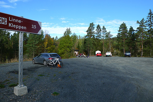 Svær P-plass ved Linnekleppen full av biler senere på dagen