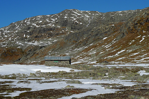 En ensom bu nær elven fra Fosdalsgrunntjørni