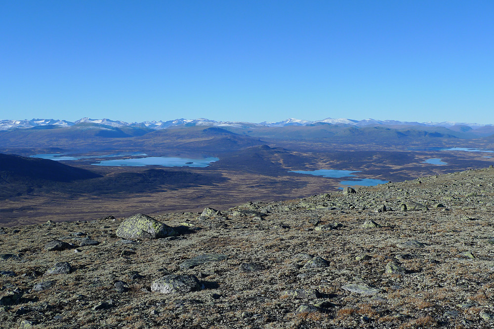 Mot Øvre og Nedre Hersjøen i NNV med et mangfold av snøkledde 2000m-topper på Valdresflya i bakgrunnen