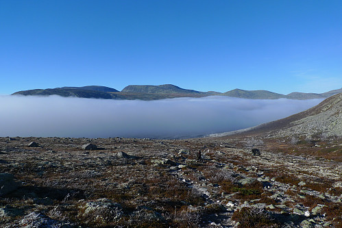 Over tåkebeltet. Mot Gravskardhøgda