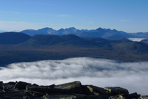 Mot Rondane fra toppen av Storsølnkletten. Tåken ligger som et tett teppe ned i dalen