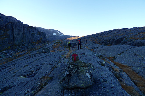 Fortsatt skygge i dalen, men solen skimtes lenger fremme