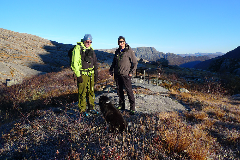 Svenn Petter, Stig og Fant nyter solen på ryggen nordøst for Nedre Sødalsvatnet