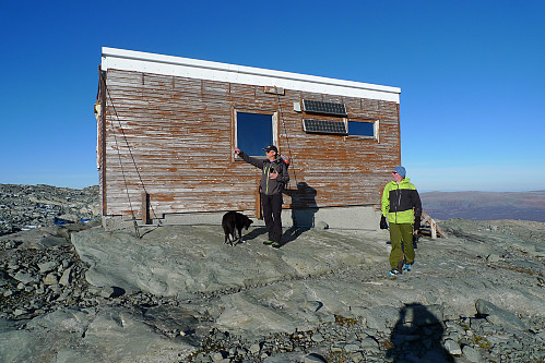 NVE-hytten på 1150 moh - godt bardunert oppe på en fjellknaus