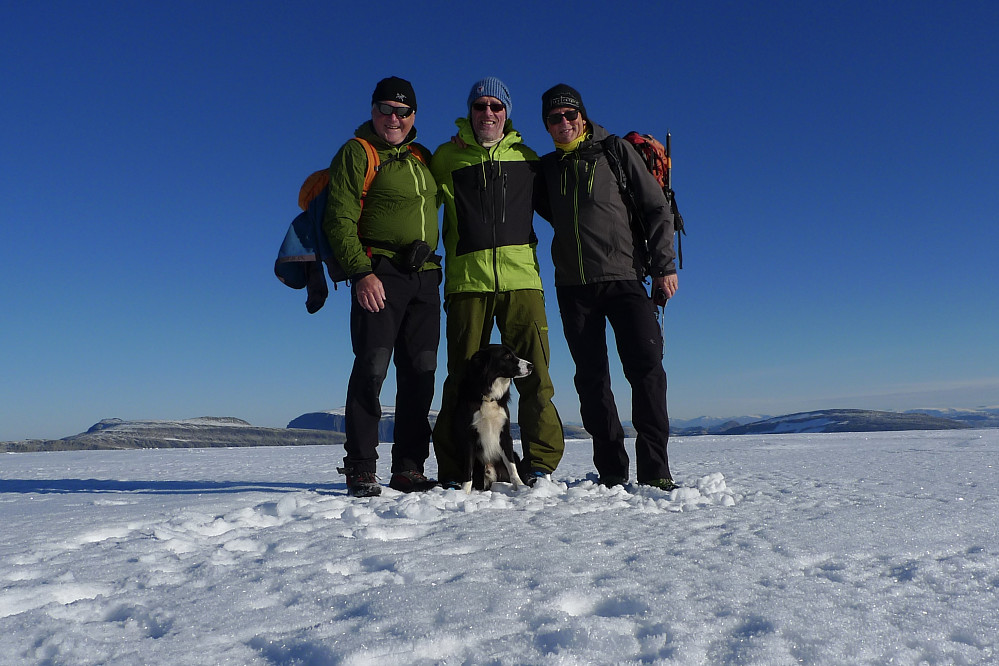 Fire fornøyde turkamerater foreviget med selvutløser på toppen av Ålfotbreen!