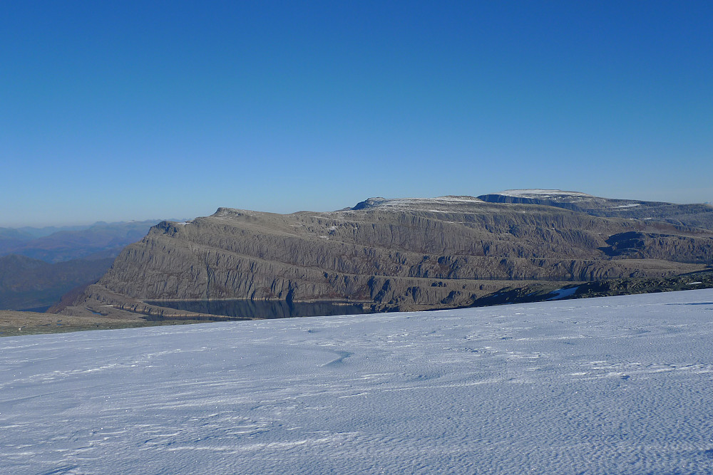 Ålfotbreen og de karakteristiske hylleformasjonene mot Bukkenibba. Gjegnen i bakgrunnen