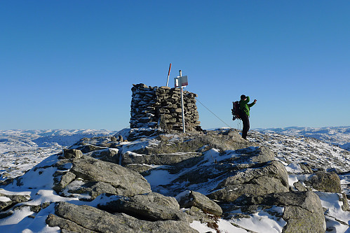 Varden, Trig-merket og en meget fornøyd Stig ! Utsikt mot ØSØ