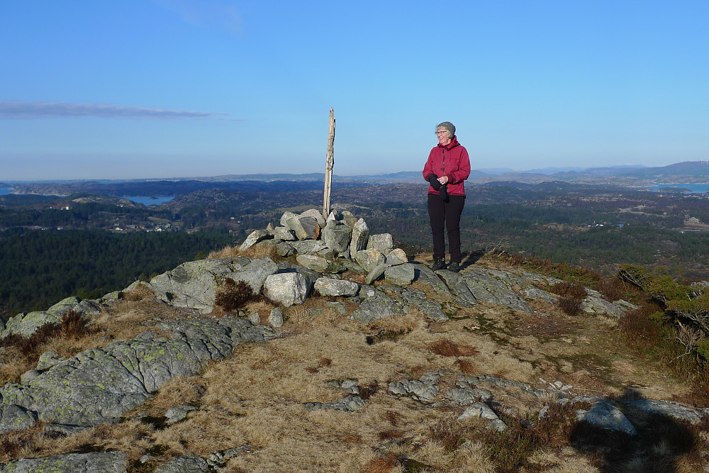 Astrid på Vardafjellet på Bømlo