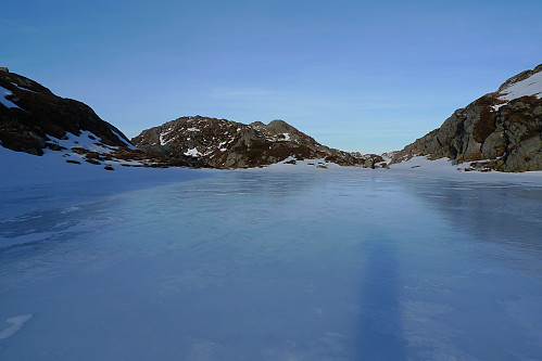 Navnløst vann mellom Svartatjørni og Markskilatjørni. Obs vanskelig terreng mot nord